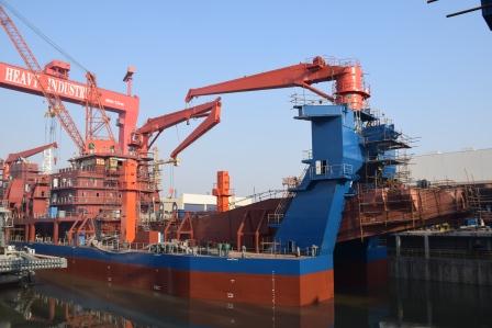 江蘇海新重工熱烈慶祝4艘船舶同日下水、出塢